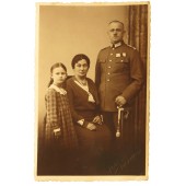 Tysk Wehrmacht-läkare i rang Oberarzt med familj